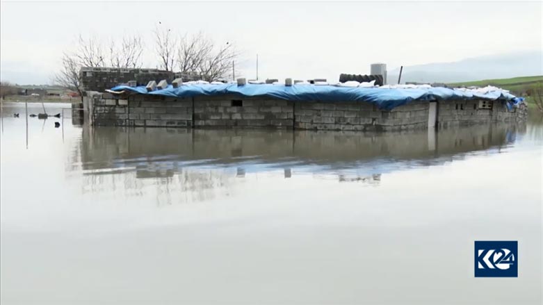 پشده‌ر.. خێزانێکی 12 كه‌سی لە نیوە شەودا لە ترسی شەپۆلەکانی ئاو ماڵه‌كه‌یان جێده‌هێڵن